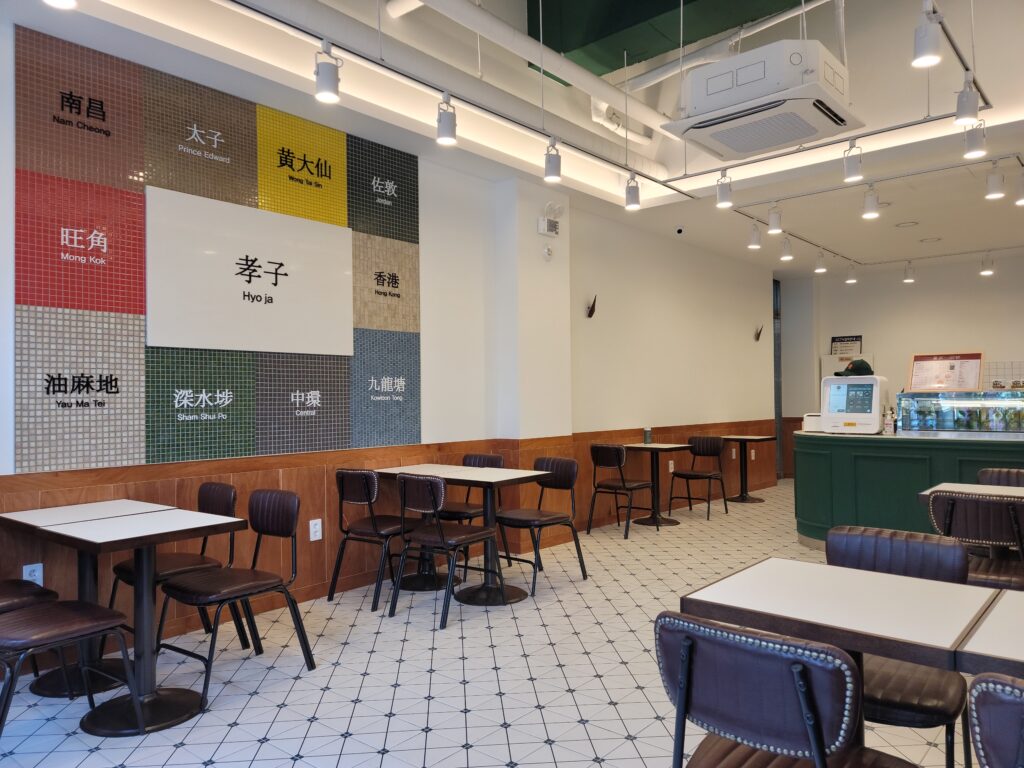 전주 카페 인테리어 추천 현장의 감각적인 패턴 타일 바닥과 딥그린 컬러 카운터가 어우러진 레트로 감성 홍콩 식당 내부 전경 측면