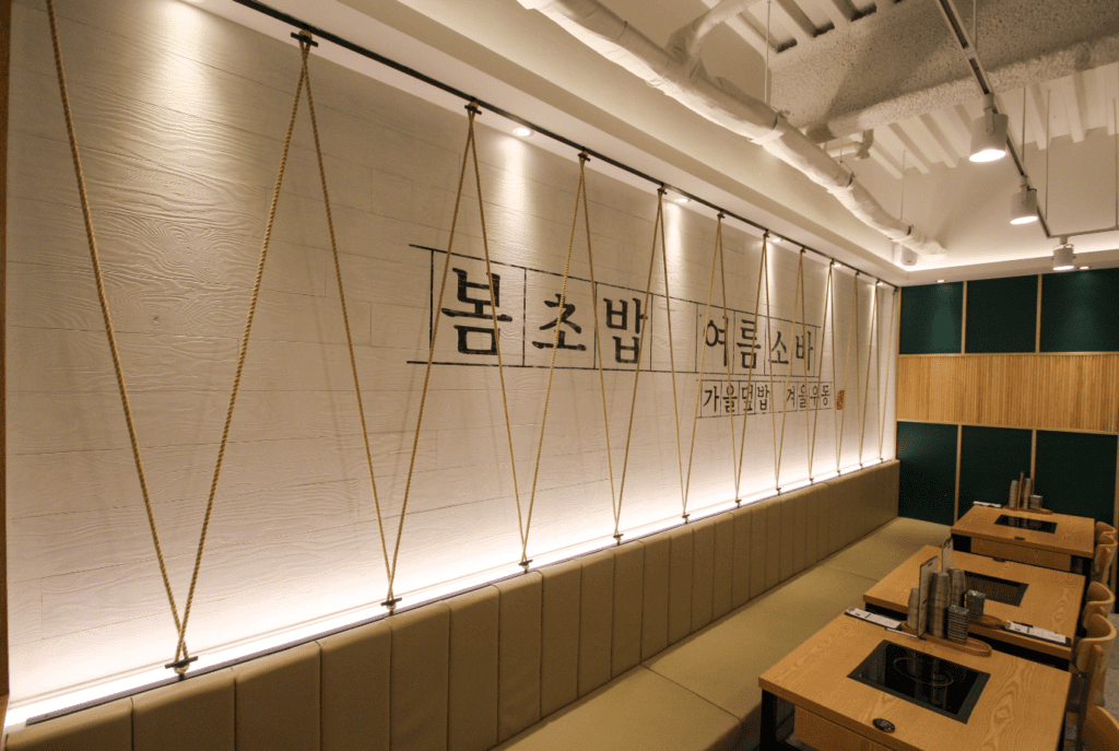 봄초밥여름소바 음식점 인테리어 – 로프 장식과 간접조명을 적용한 브랜드 사인월 시공 2