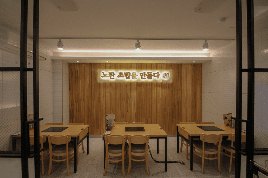 전주 식당 인테리어 추천 현장의 내추럴 우드 자재 마감과 벽면 로프 오브제 디테일 근접 사진